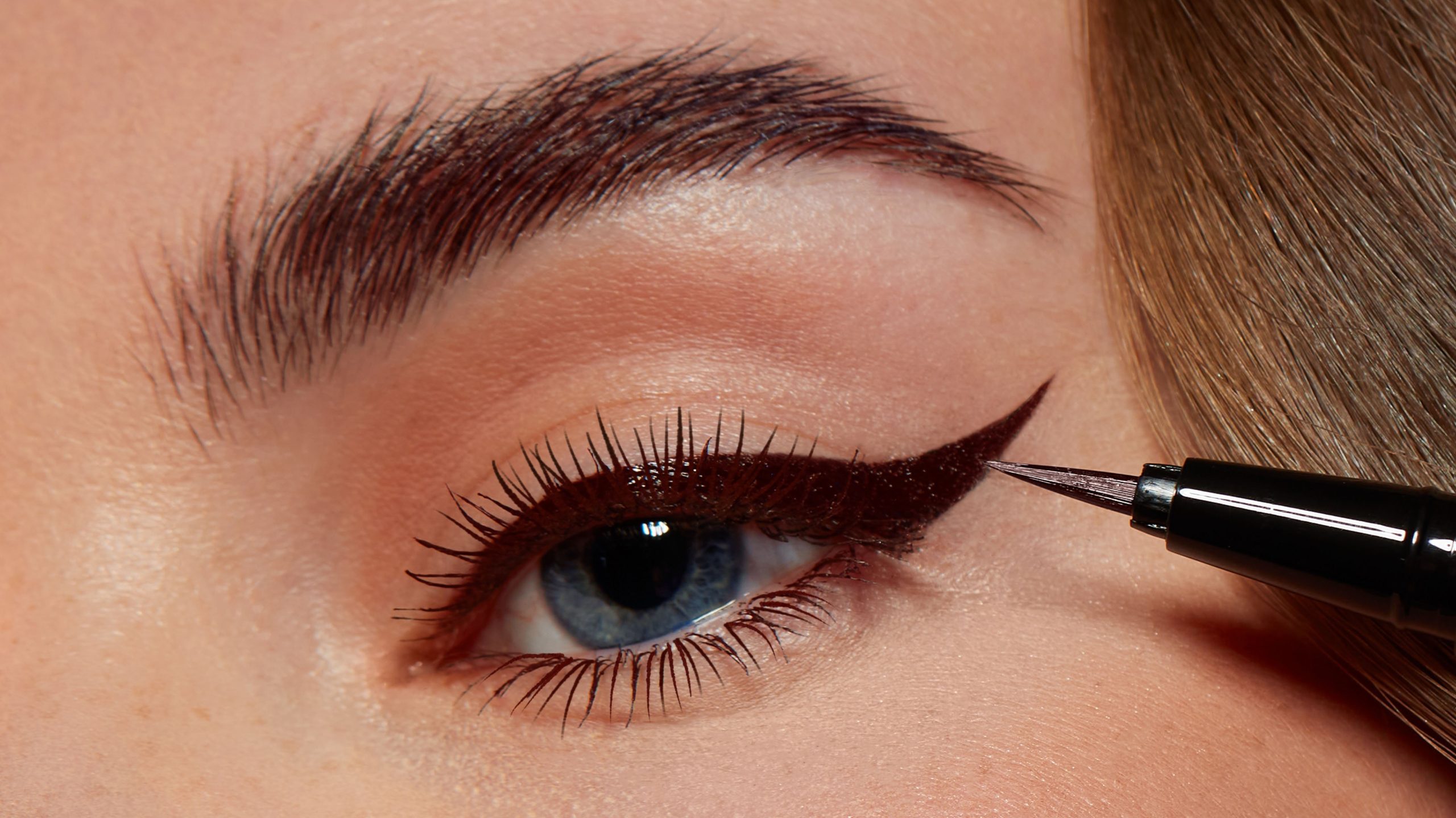 eyeliner-for-beginners-scaled